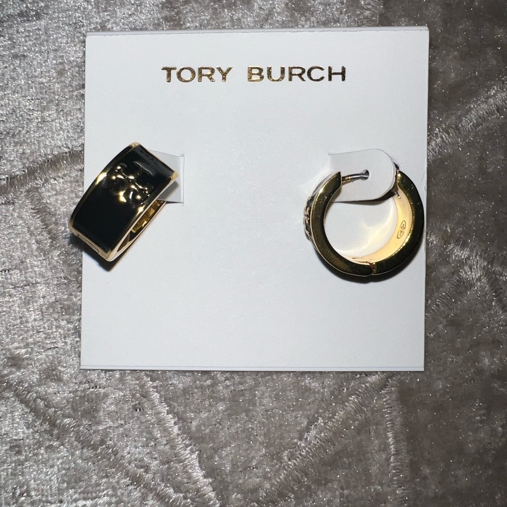 TORY BURCH KIRA ENAMEL HUGGIE EARRING 🖤